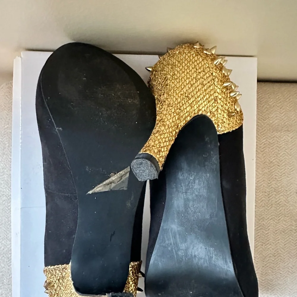 Elegant Black and Gold Studded Heels - Picture 5 of 6